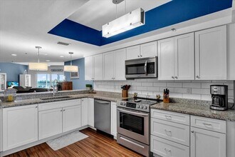 5621 Gulf of Mexico Dr, Unit 102 in Longboat Key, FL - Building Photo - Building Photo