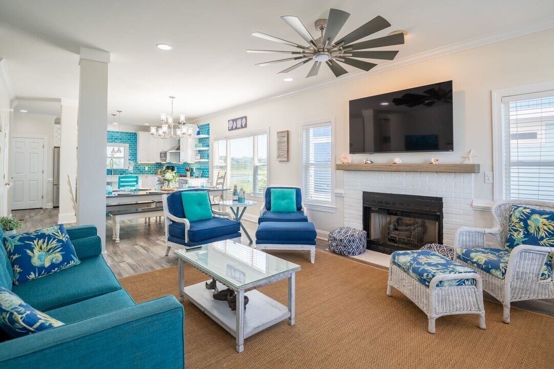 326 E Dolphin Dr in Oak Island, NC - Building Photo