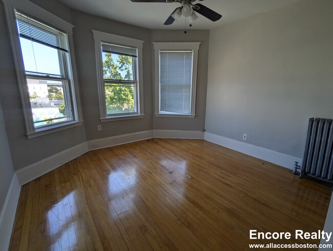 13 Pleasant St, Unit 3 in Cambridge, MA - Building Photo - Building Photo