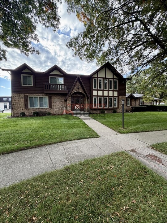 1351 Pine Ct in Schererville, IN - Foto de edificio