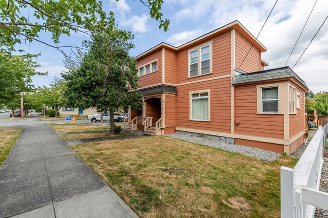 703 Q Ave Apt 4, Unit 4 in Anacortes, WA - Building Photo - Building Photo