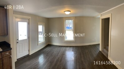705 W Grove St in Greenville, MI - Foto de edificio - Building Photo
