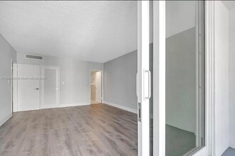 5401 Collins Ave, Unit 411 in Miami, FL - Building Photo - Building Photo