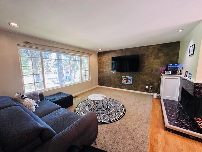 2445 80th Ave NE in Medina, WA - Foto de edificio - Building Photo
