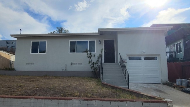 5026 Auburn Dr in San Diego, CA - Foto de edificio - Building Photo