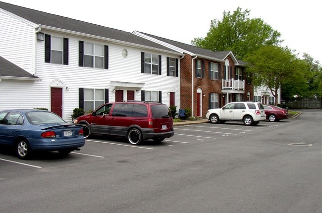 Chesapeake Court in Hampton, VA - Foto de edificio - Building Photo