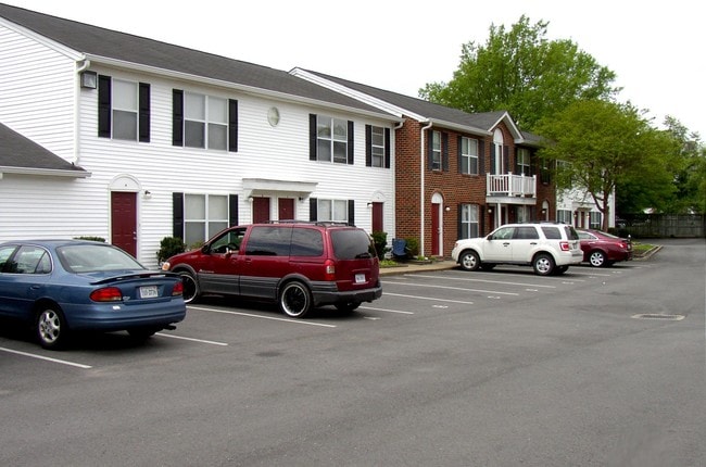 Chesapeake Court in Hampton, VA - Building Photo - Building Photo