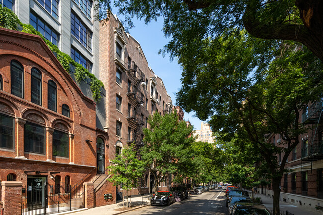 130 W 16th St in New York, NY - Foto de edificio - Building Photo