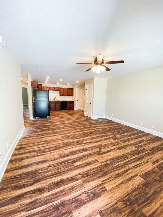 102 Meadow Ln in Oak Grove, KY - Building Photo - Building Photo