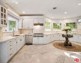 2258 Gloaming Way in Beverly Hills, CA - Building Photo - Building Photo