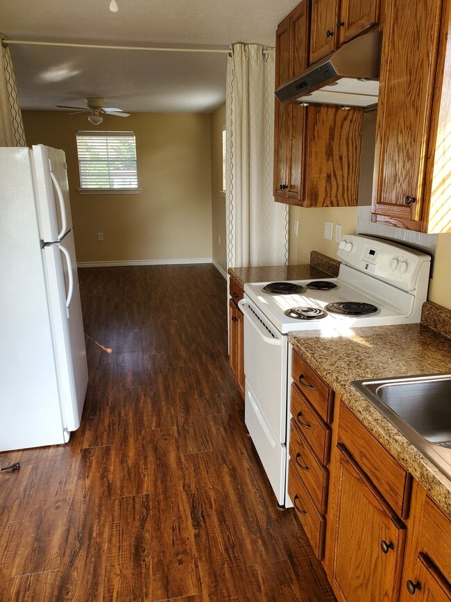 1015 N Houston St, Unit #106 in Livingston, TX - Foto de edificio - Building Photo