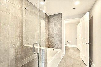 3338 Peachtree Rd NE in Atlanta, GA - Foto de edificio - Building Photo