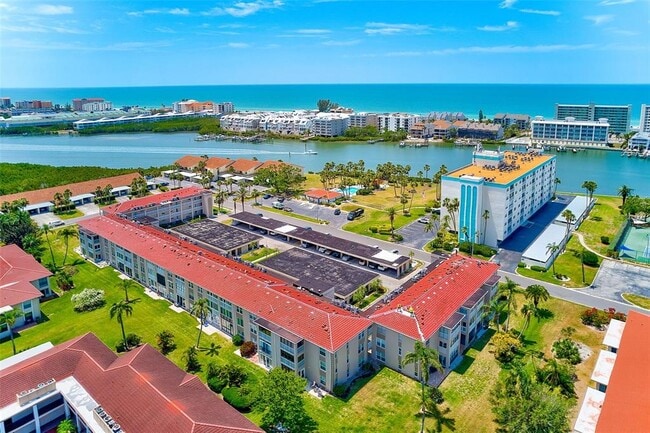 10215 Regal Dr in Largo, FL - Building Photo - Building Photo