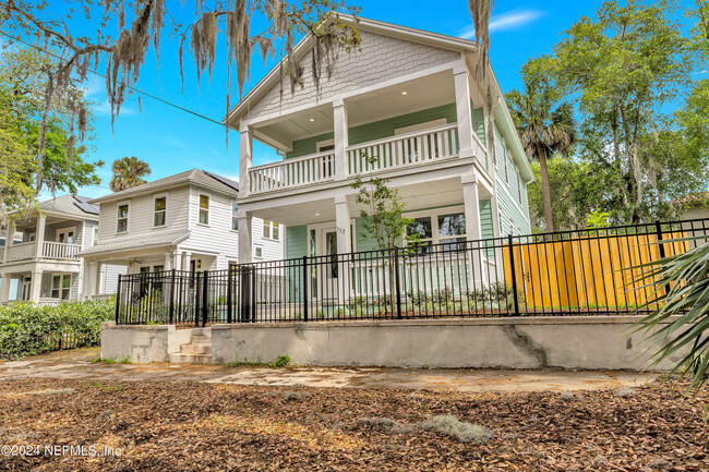 property at 117 W 3rd St