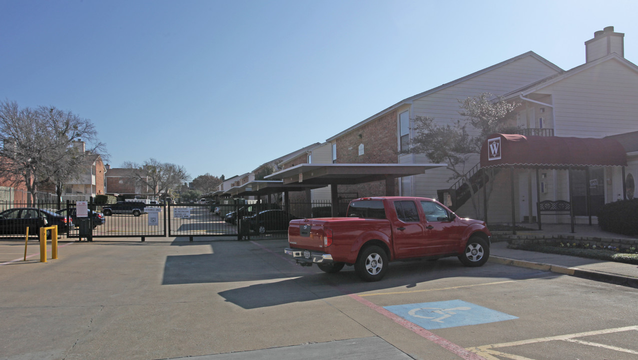 Wimbledon Court in Arlington, TX - Building Photo