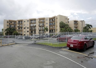 Versailles Plaza Condominium in Hialeah, FL - Foto de edificio - Building Photo