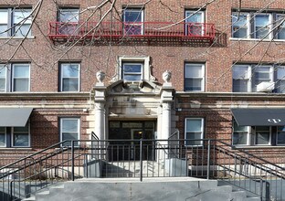 Winthrop Apartments in New Haven, CT - Building Photo - Building Photo