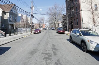 866 E 227th St in Bronx, NY - Foto de edificio - Building Photo