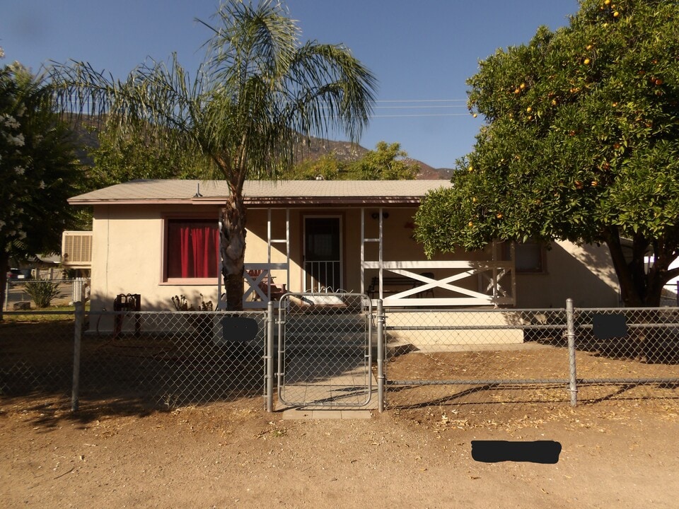 18095 Brightman Ave in Lake Elsinore, CA - Foto de edificio