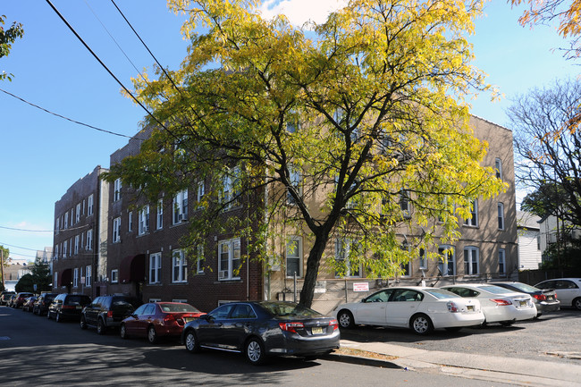 141 Center St in Clifton, NJ - Building Photo - Building Photo