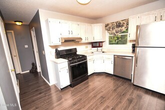 15 Longwood Dr in Clifton Park, NY - Building Photo - Building Photo