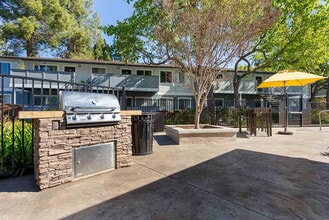 The Woods in Fremont, CA - Foto de edificio - Building Photo