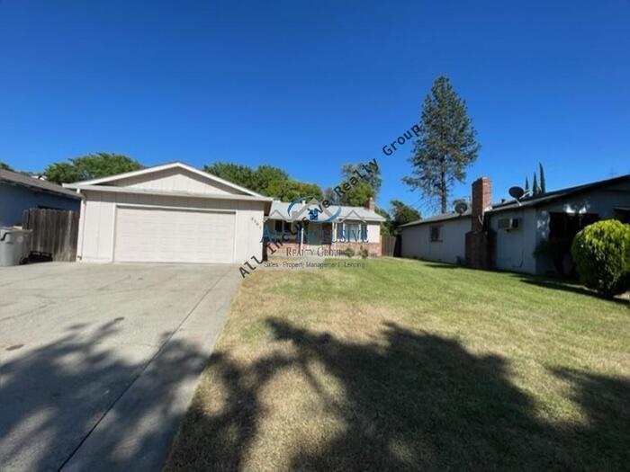 2361 Thompson Way in Sacramento, CA - Foto de edificio
