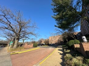 3000 Spout Run Pky, Unit A401 in Arlington, VA - Foto de edificio - Building Photo