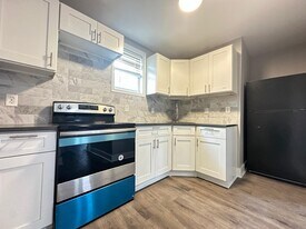 304 E Ontario St in Philadelphia, PA - Building Photo