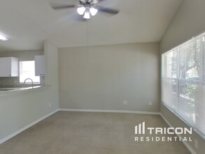 828 Cape Cod Cir in Valrico, FL - Building Photo - Building Photo