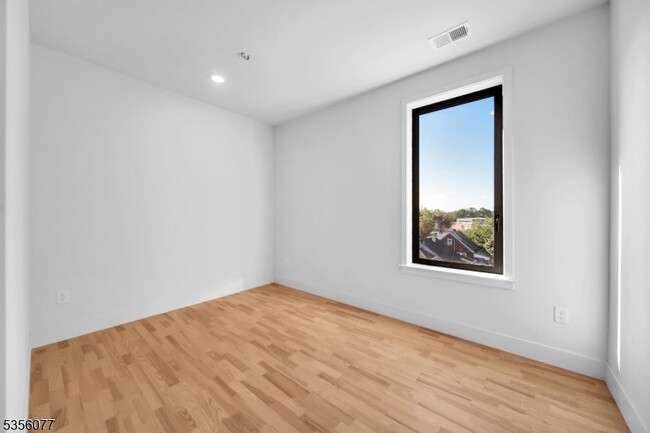 1037 Amboy Ave in Edison, NJ - Building Photo - Building Photo