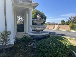 5210 Village Green Ln in Bakersfield, CA - Building Photo - Building Photo