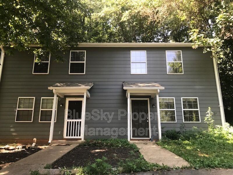 2323 N Berkshire Rd in Charlottesville, VA - Building Photo