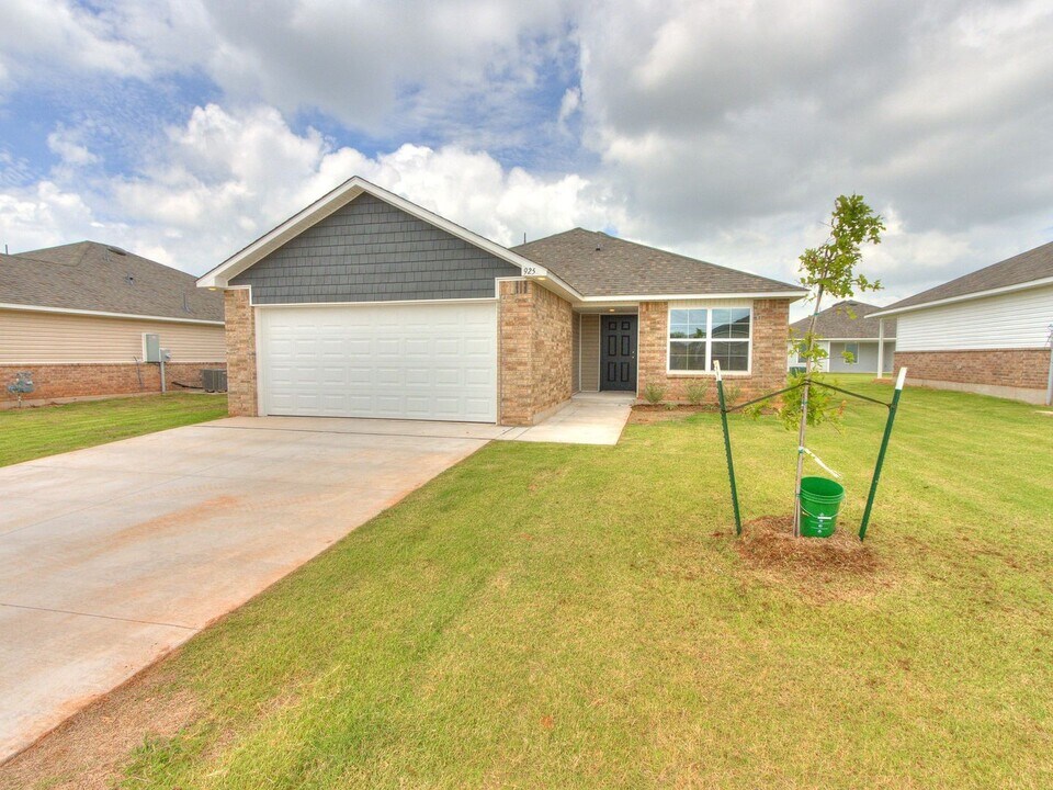 925 Buffalo in Mustang, OK - Building Photo