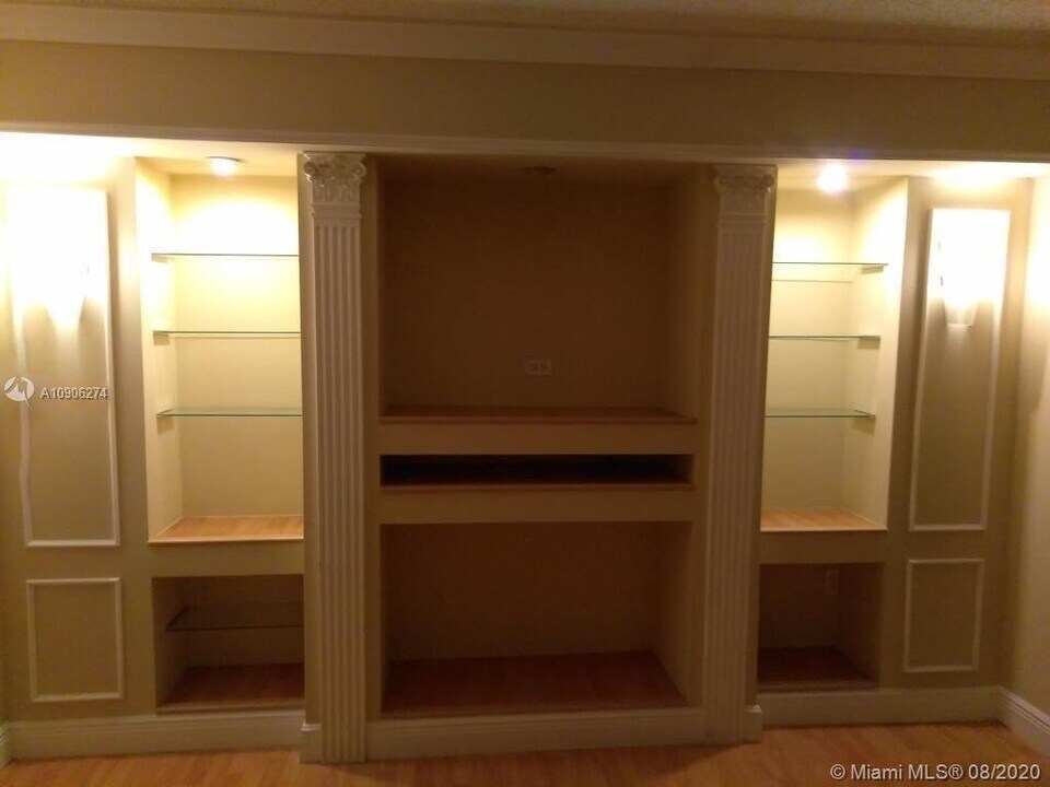 9359 Fontainebleau Blvd-Unit -F414 in Miami, FL - Building Photo