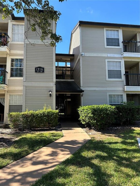 1916 Lake Atriums Cir in Orlando, FL - Building Photo