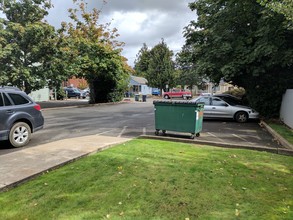 142 College St N in Monmouth, OR - Foto de edificio - Building Photo