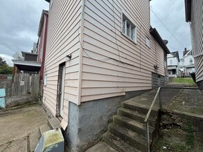 827 E 10th Ave in Homestead, PA - Building Photo - Building Photo