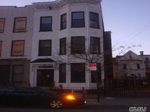 137 Menahan St in Brooklyn, NY - Foto de edificio