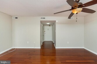 1300 Army Navy Dr in Arlington, VA - Foto de edificio - Building Photo