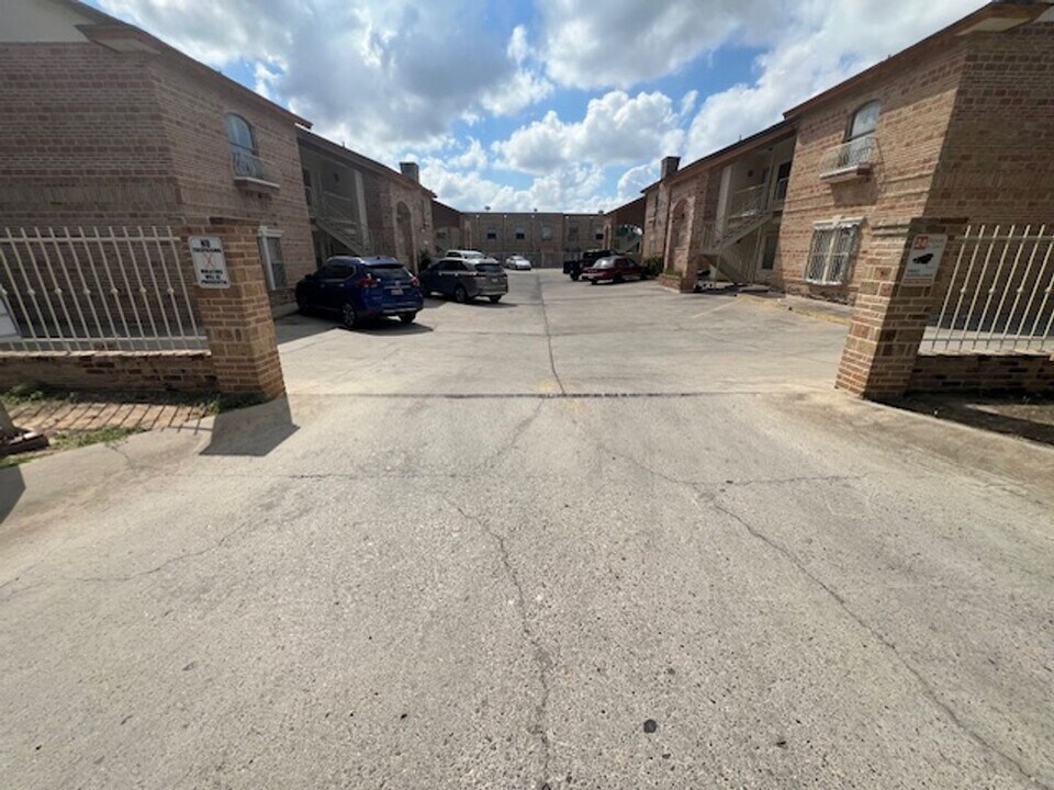1419 E Gustavus St in Laredo, TX - Building Photo