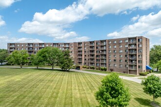 Wilshire Towers Apartments in Bloomingdale, IL - Building Photo - Building Photo