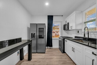 2466 Highland St in Detroit, MI - Foto de edificio - Building Photo