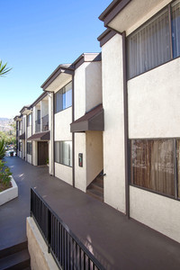 396 W Dryden St in Glendale, CA - Foto de edificio - Building Photo