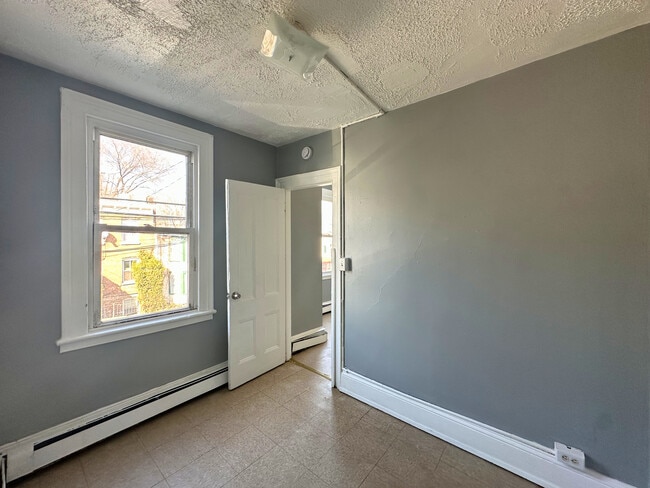 61 Hasbrouck St, Unit 2 in Newburgh, NY - Foto de edificio - Building Photo