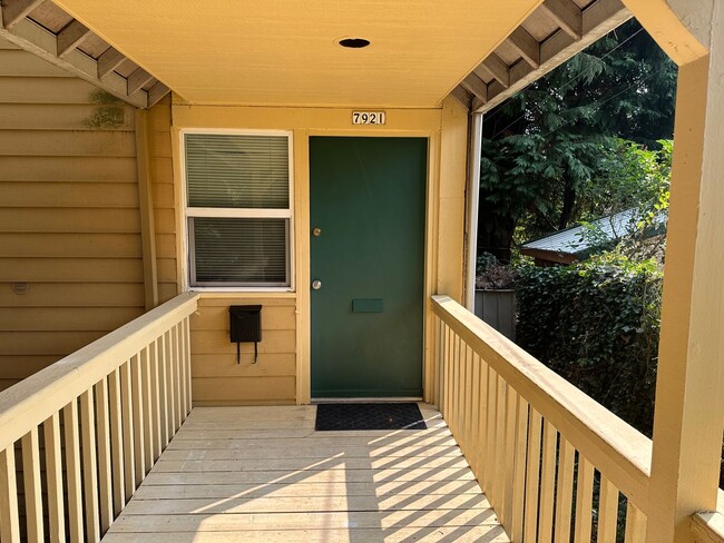 7921 SE Taggart St in Portland, OR - Building Photo - Building Photo