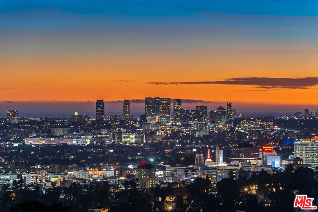 2511 Wild Oak Dr in Los Angeles, CA - Building Photo
