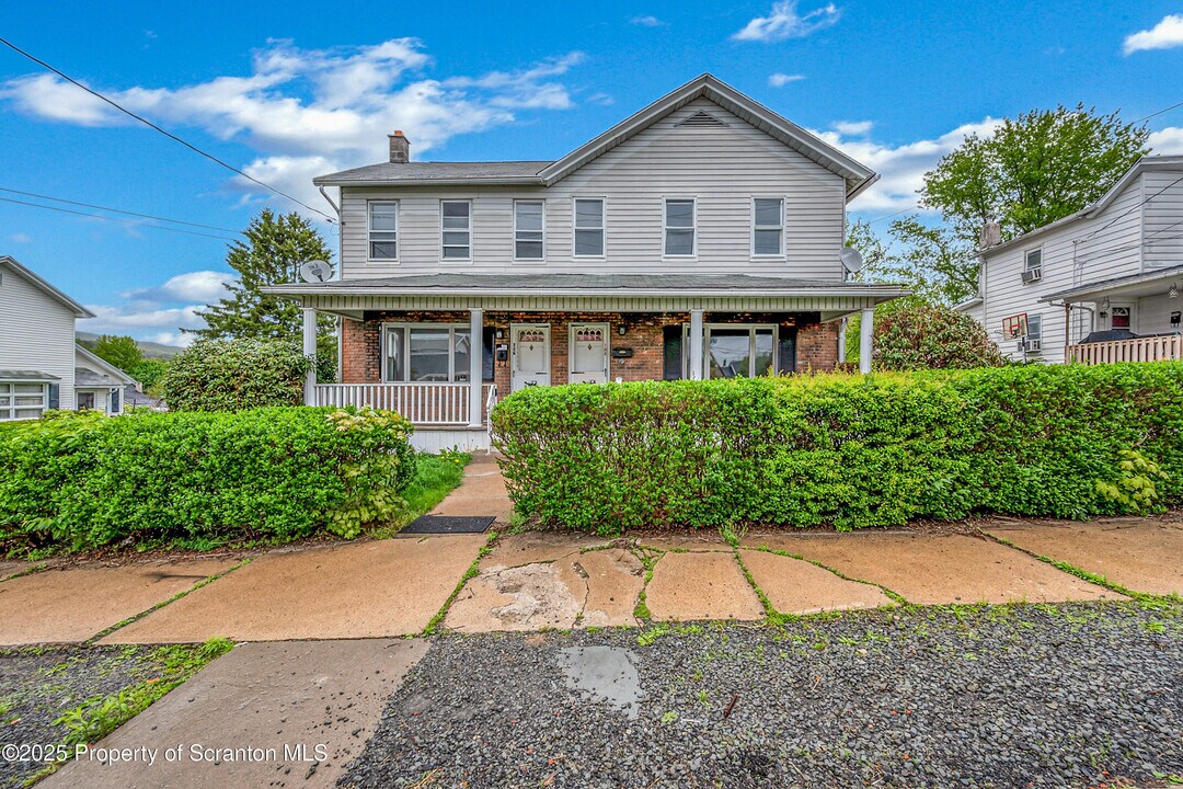 306 Cleveland St in Olyphant, PA - Building Photo