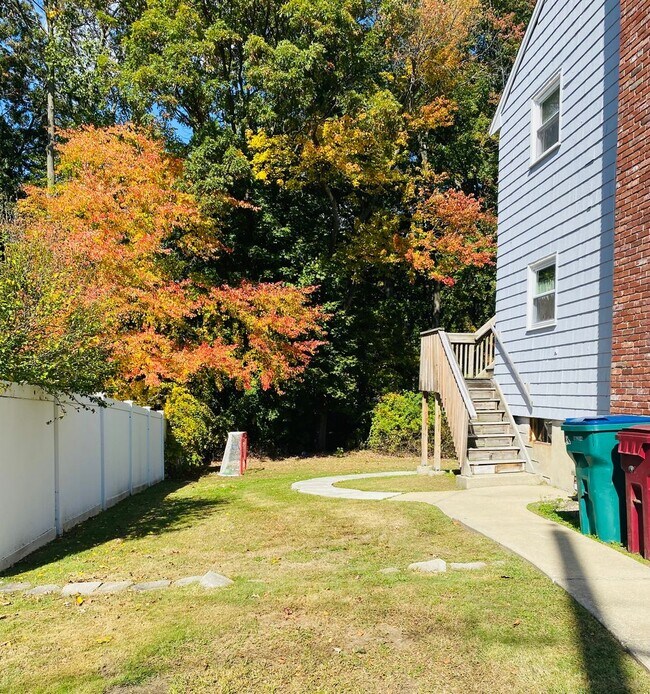 60 Hollis St in Lowell, MA - Building Photo - Building Photo