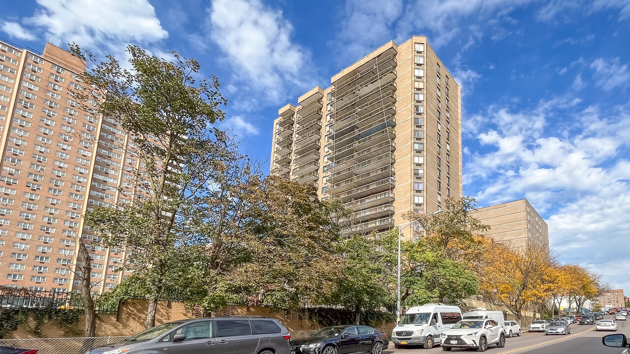 Woodner House Condominiums in Flushing, NY - Foto de edificio